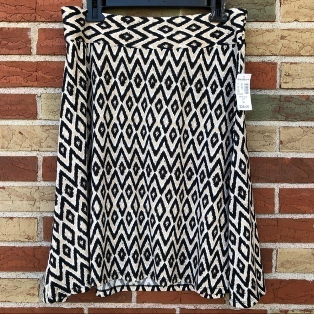 Dressbarn NWT Spring Cool Print White Black Tan Circle Skater Skirt